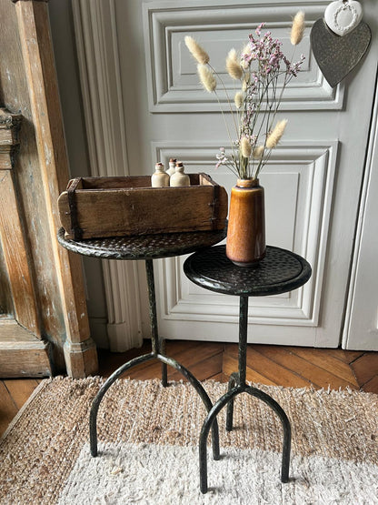 Lot de 2 Side Tables Martelées en Métal Noir – Design Industriel
