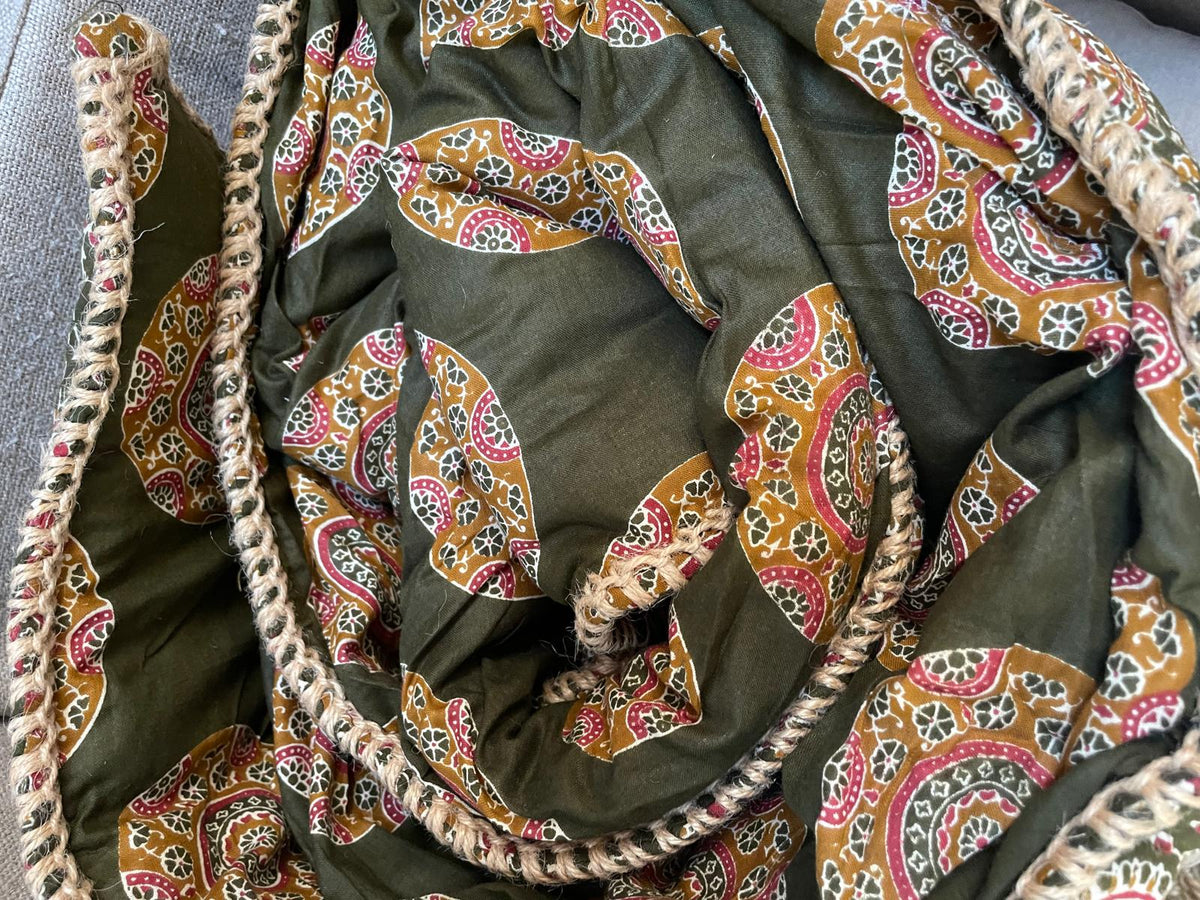 Sofa Cover vert kaki (motifs jaunes et rouges) - 180x80cm